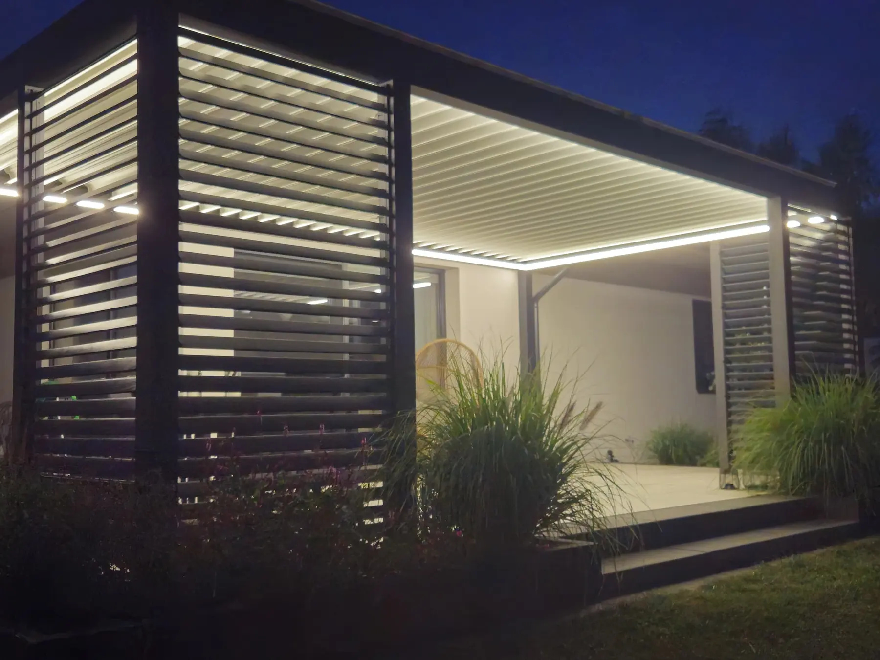 Pergola aluminiowa z oświetleniem LED